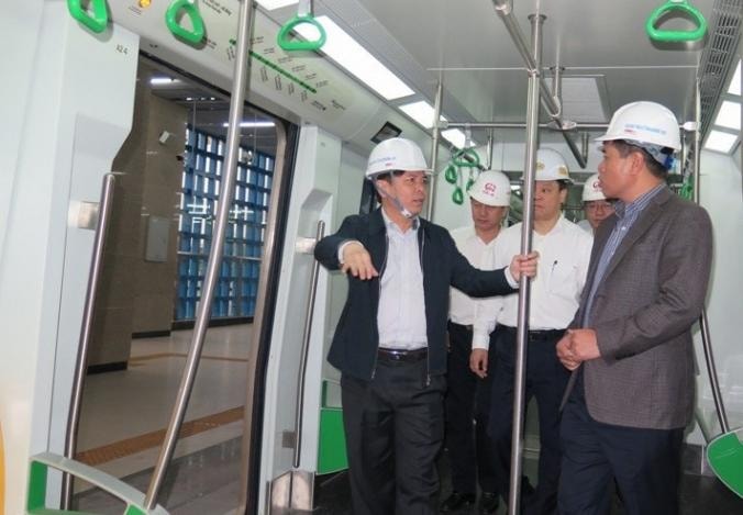 Bộ trưởng Nguyễn Văn Thể khảo sát tuyến đường sắt Cát Linh - Hà Đông. Ảnh: VOV