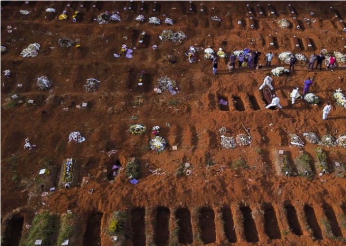 Những ngôi mộ được đào sẵn tại Sao Paulo, Brazil. Ảnh: Reuters