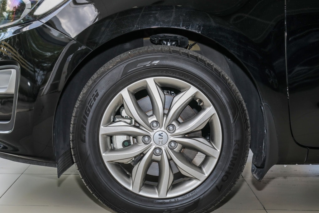 Xe sử dụng mâm hợp kim 5 chấu kép 18 inch kết hợp cùng bộ lốp kích thước 253/60.
