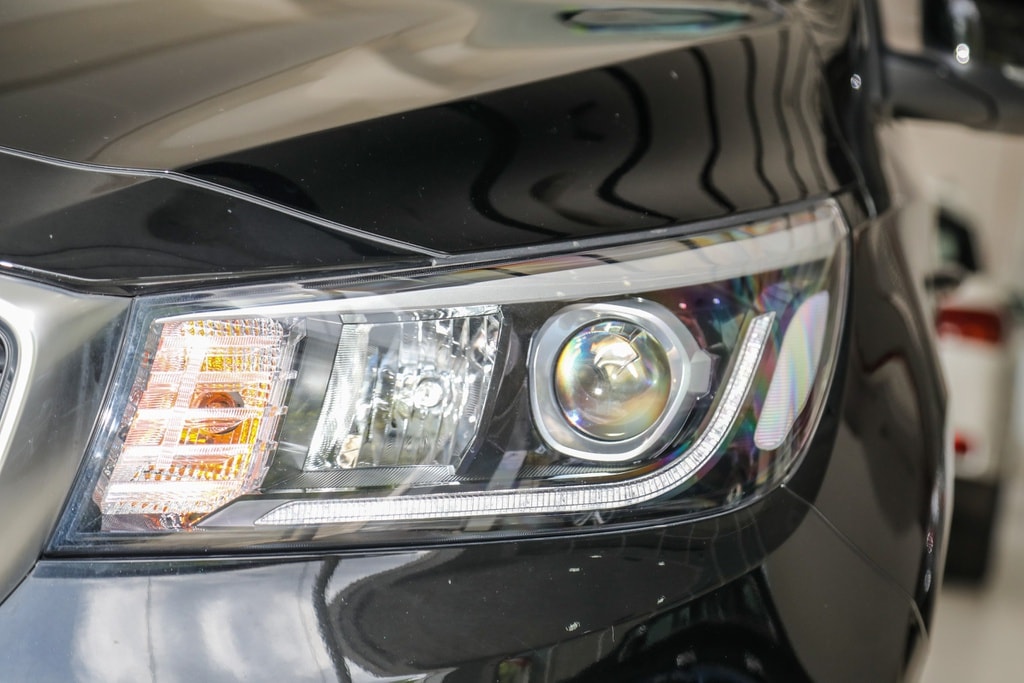 Đèn trước của xe.