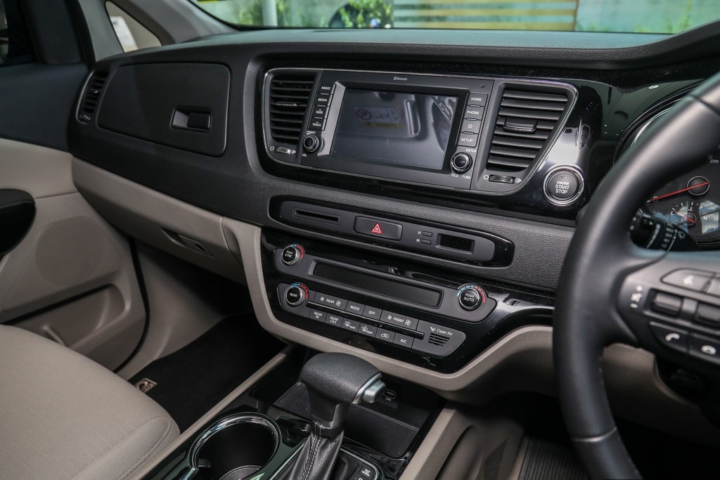 Màn hình thông tin đặt ở giữa kích thước 7 inch có khả năng kết nối điện thoại thông qua bluetooth, Apple CarPlay và Android Auto.