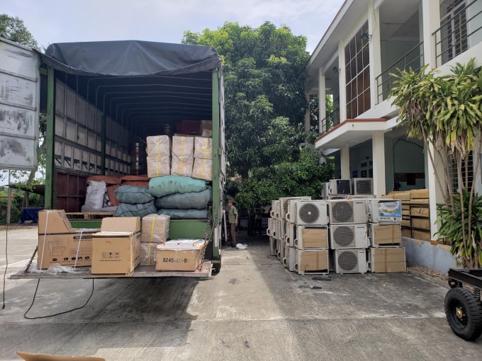 Tạm giữ nhiều hàng hóa không rõ nguồn gốc. Ảnh: TL