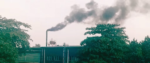 Công ty cổ phần ván ép Việt Bắc hoạt động xả thải ra môi trường. Ảnh: PV