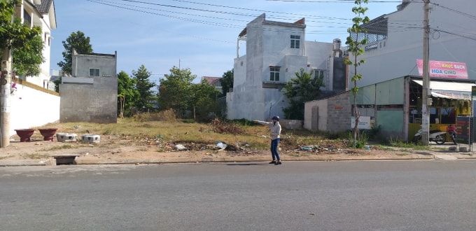 Bà Nguyễn Thị Kim Cúc và mảnh đất đang xảy ra tranh chấp - Ảnh: TS