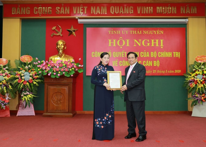 Ông Phạm Minh Chính, Ủy viên Bộ Chính trị, Bí thư Trung ương Đảng, Trưởng Ban Tổ chức Trung ương trao quyết định cho bà Nguyễn Thanh Hải. Ảnh: Báo Thái Nguyên