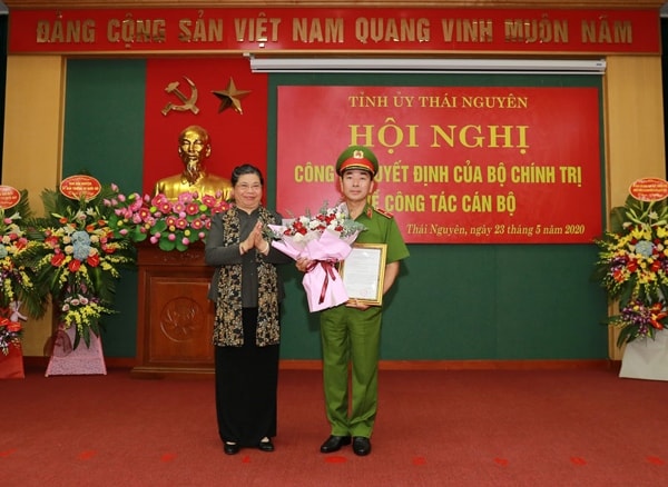 Bà Tòng Thị Phóng, Ủy viên Bộ Chính trị, Phó Bí thư Đảng đoàn, Phó Chủ tịch Thường trực Quốc hội tặng hoa chúc mừng ông Trần Quốc Tỏ. Ảnh: Báo Thái Nguyên