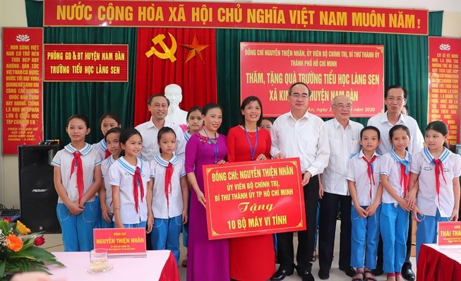 Đồng chí Nguyễn Thiện Nhân và đoàn công tác thăm, trao tặng quà cho Trường Tiểu học Làng Sen