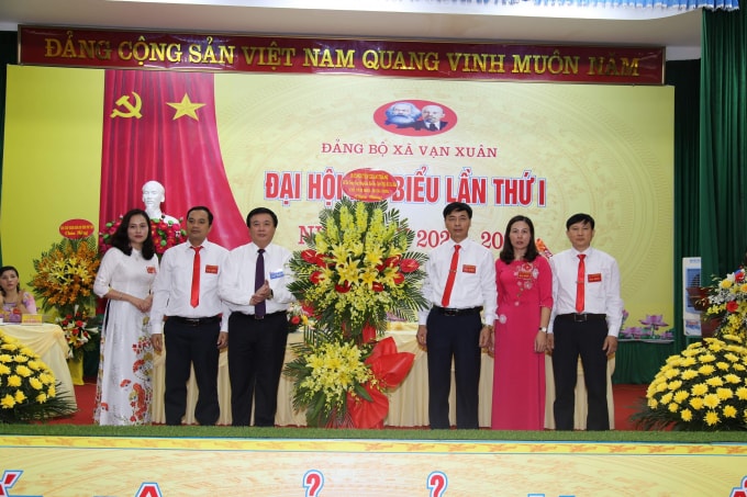 Đoàn công tác Ban Bí thư Trung ương Đảng tặng hoa Đại hội Đảng bộ xã Vạn Xuân