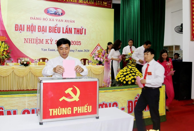 Đại hội đã bầu 17 đồng chí vào Ban chấp hành Đảng bộ xã khoá I.