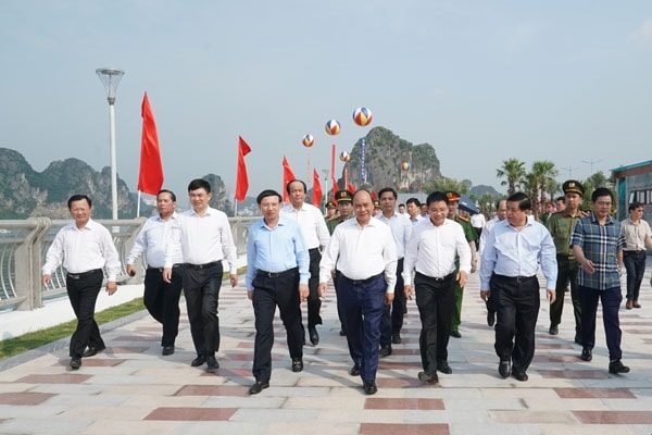 Thủ tướng Nguyễn Xuân Phúc dự Lễ khánh thành cầu Bài Thơ và đường bao biển Trần Quốc Nghiễn, thành phố Hạ Long. Ảnh: VGP