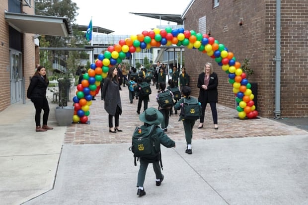 Học sinh tại bang New South Wales hân hoan quay trở lại trường học. Ảnh: Guardian