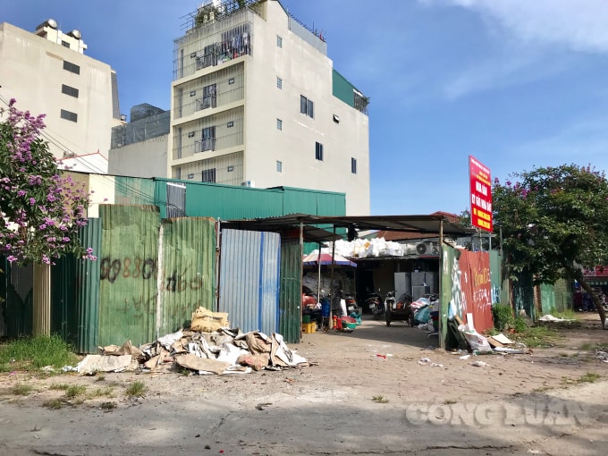 Nhà xưởng quây tôn, tập kết phế liệu nằm trong khu dân cư tiềm ẩn nguy cơ cháy nổ