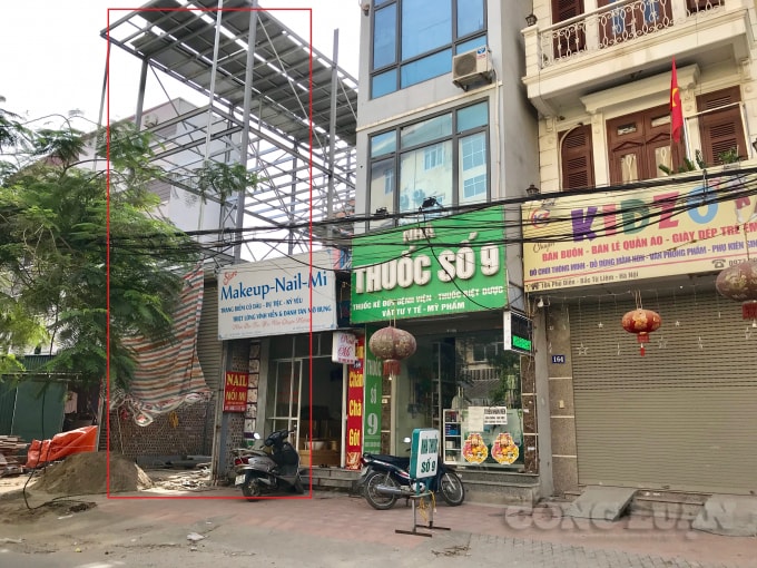 Một công trình đang được dựng khung sắt, gấp rút thi công tại khu tái định cư phường Phú Diễn