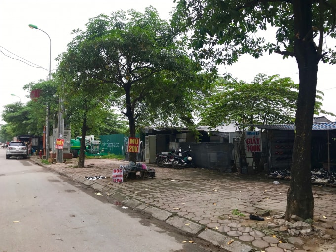 Hoạt động kinh doanh tràn lan trên vỉa hè, khách hàng vô tư để phương tiện dưới lòng đường cực kỳ lộn xộn, mất trật tự