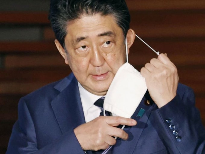 Thủ tướng Shinzo Abe đã quyết định gỡ bỏ tình trạng khẩn cấp trên toàn quốc sau một thời gian Nhật Bản không ghi nhận thêm các ca nhiễm Covid-19 - Ảnh: Reuters