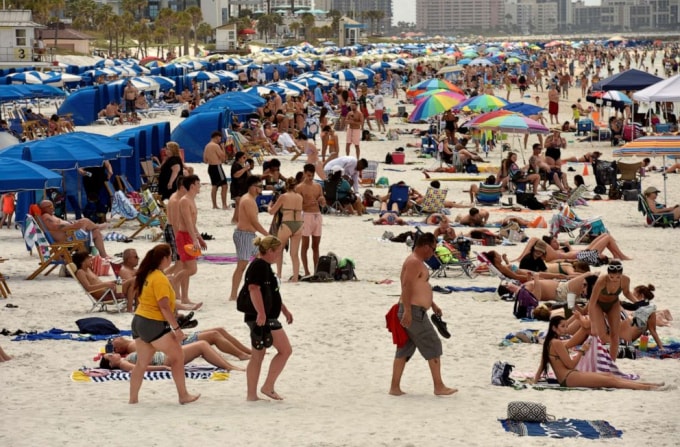 Hàng nghìn người Mỹ tai bãi biển Clearwater, Florida không tuân thủ các quy định an toàn, nhằm ngăn chặn sự lây lan của virus Corona - Ảnh: Reuters