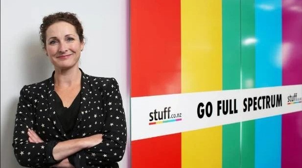 Giám đốc điều hành Sinead Boucher mua lại công ty Media Group Stuff với giá tượng trưng 1 đô la New Zealand, để chuyển đổi mô hình 
