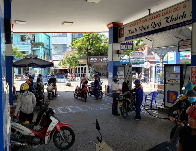 Một cây xăng ở Đà Nẵng, khách mua xăng dầu đã đông trở lại.
