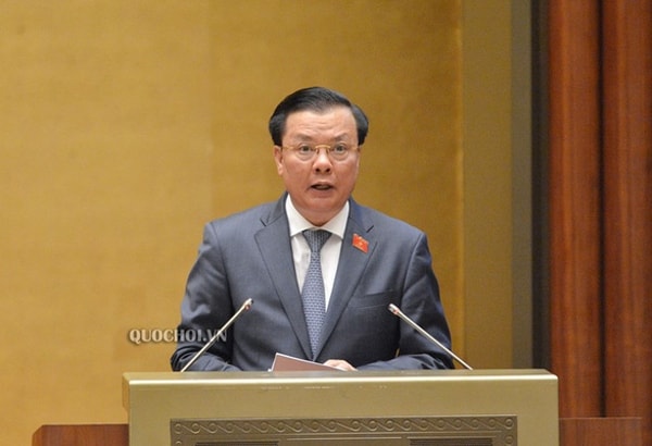Bộ trưởng Bộ Tài chính Đinh Tiến Dũng đọc Tờ trình về dự thảo Nghị quyết về miễn thuế sử dụng đất nông nghiệp. Ảnh: quochoi.vn