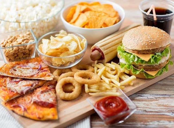 Đồ ăn nhanh, thực phẩm đóng hộp được chế biến sẵn là nhóm thực phẩm thường có chất phụ gia, chất bảo quản. Ảnh minh họa