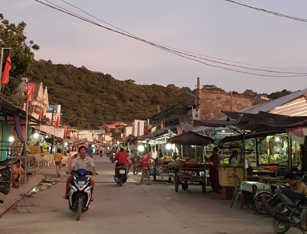 Thị tứ Bãi Ngự trên đảo Thổ Châu.