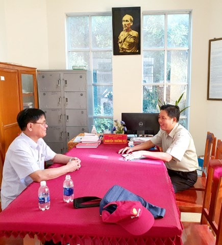 Tác giả làm việc với Bí thư Đảng ủy Thổ Châu Nguyễn Trường Vũ.