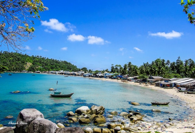 Bãi Đá Chài hoang sơ