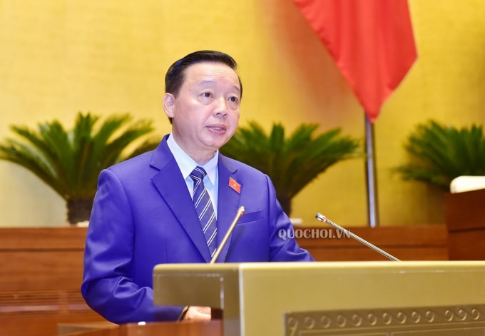 Bộ trưởng Bộ Tài nguyên và Môi trường Trần Hồng Hà trình bày Tờ trình dự án Luật Bảo vệ môi trường (sửa đổi).