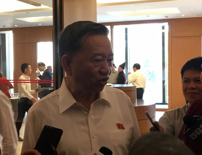 Đại tướng Tô Lâm trao đổi với báo chí bên hành lang Quốc hội chiều ngày 26/5.