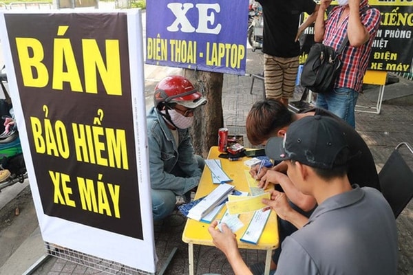 Một điểm bán bảo hiểm xe máy ở TP.HCM. Ảnh: Tuổi trẻ
