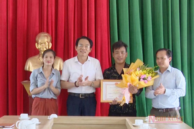 Chủ tịch UBND huyện Nghi Xuân trao khen thưởng cho anh Lê Văn Thắng
