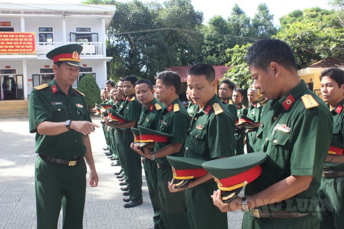 Kiểm tra lễ tiết tác phong quân nhân.