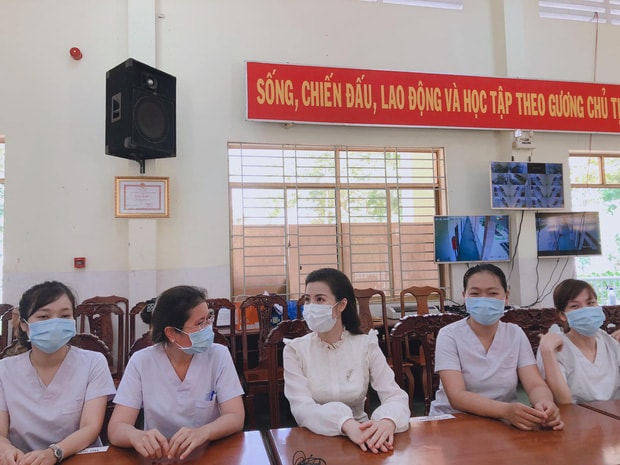 đông nhi2
