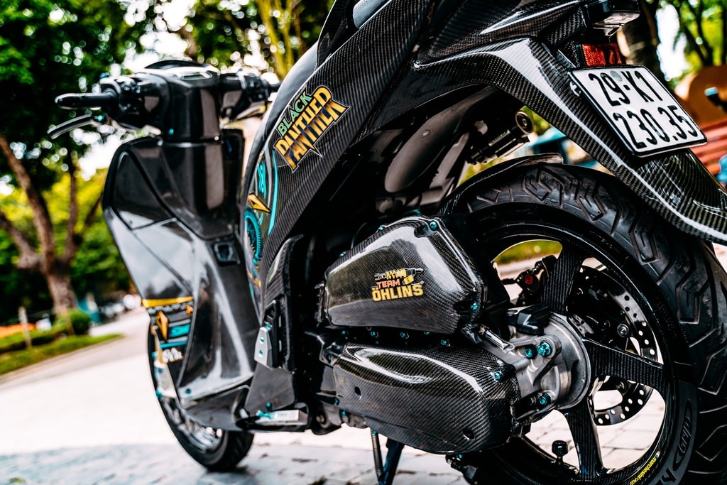 Xe trang bị cặp đĩa phanh Galfer Tsunami đường kính 300 mm và kẹp phanh Brembo GP4RX.
