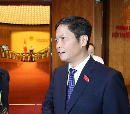 Bộ trưởng Trần Tuấn Anh trao đổi với báo chí bên hành lang Quốc hội.