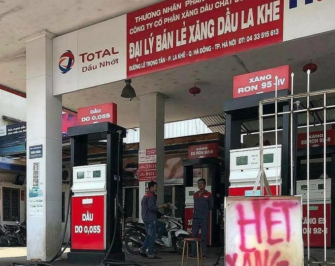 Cửa hàng bán lẻ xăng dầu La Khê (Hà Đông, Hà Nội) trưng biển “hết xăng”.