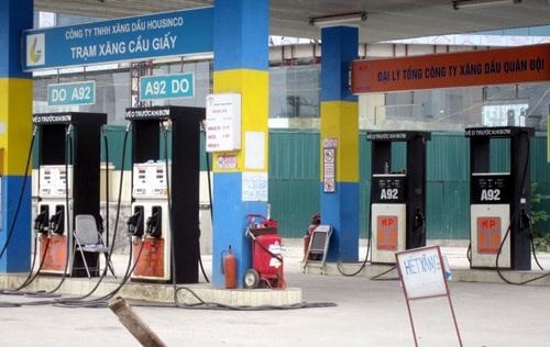 Xử lý nghiêm cửa hàng xăng găm hàng, chờ tăng giá. Ảnh: PV