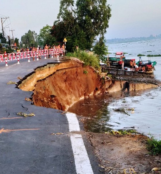 27 hộ dân tại An Giang phải di dời khẩn cấp vì sạt lở. Ảnh: Ngọc Dân.