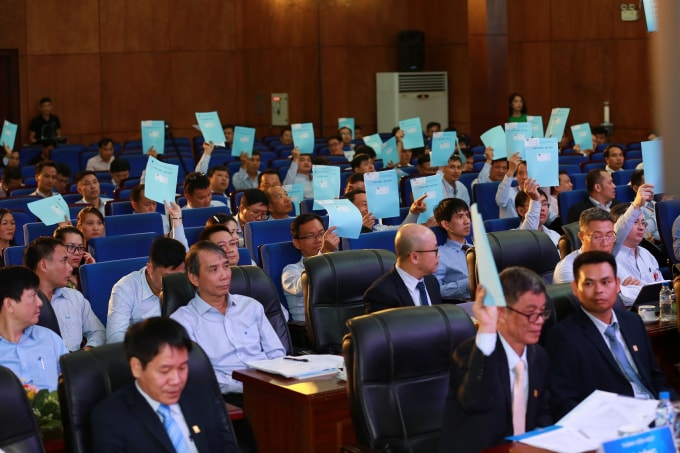 Cổ đông biểu quyết thông qua các nội dung của đại hội.