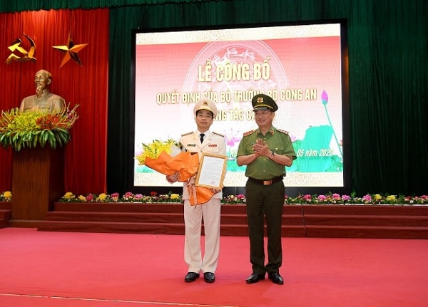 Thượng tướng Nguyễn Văn Thành trao quyết định và chúc mừng Đại tá Lê Xuân Minh