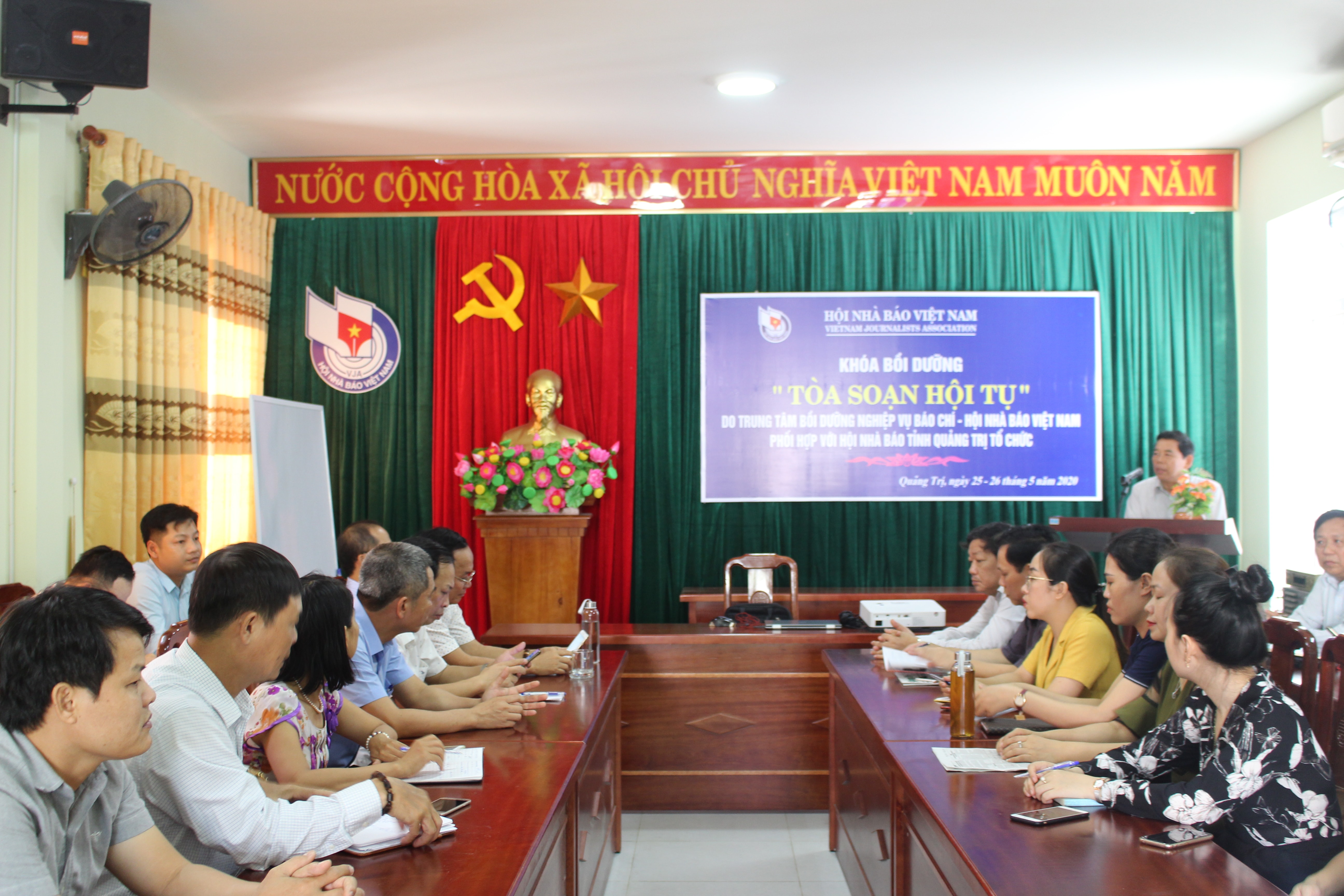 Các phóng viên, biên tập viên tham gia bồi dưỡng nghiệp vụ báo chí chuyên đề “Tòa soạn hội tụ”. Ảnh: Thanh Trúc