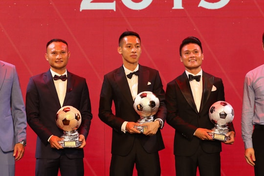 Quả bóng bạc thuộc về Nguyễn Quang Hải còn Nguyễn Trọng Hoàng giành Quả bóng đồng. Ảnh: TL