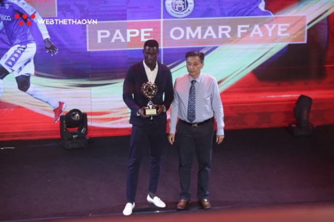 Cầu thủ người Sénégal - Pape Omar Faye nhận Giải ngoại binh xuất sắc nhất. Ảnh: TL