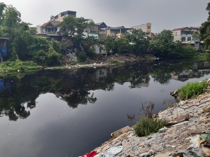 Sông Nhuệ đoạn chảy qua quận Hà Đông.