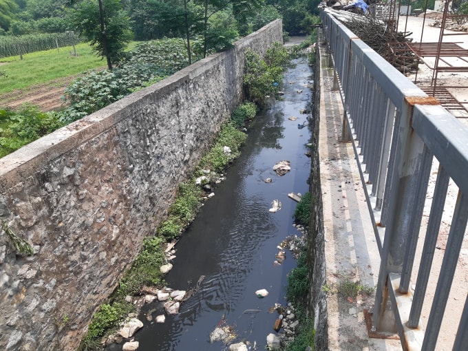 Kênh tiêu T5 đoạn chảy qua thôn 9 xã Cát Quế dòng nước đen kịt chảy thẳng ra sông Đáy.
