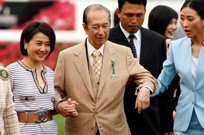 Stanley Ho và người vợ thứ tư Angela Leong (thứ hai từ trái sang).