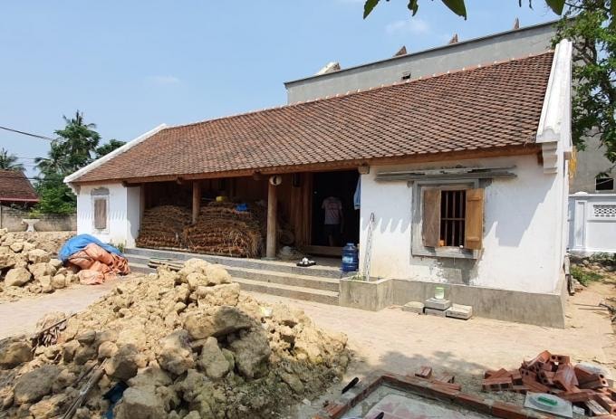 Ngôi nhà di tích phục dựng bằng tường gạch, gỗ xoan, diện tích xây dựng 74,3 m2 tiêu tốn ngân sách gần 1,5 tỷ đồng. Ảnh: Quang Duy
