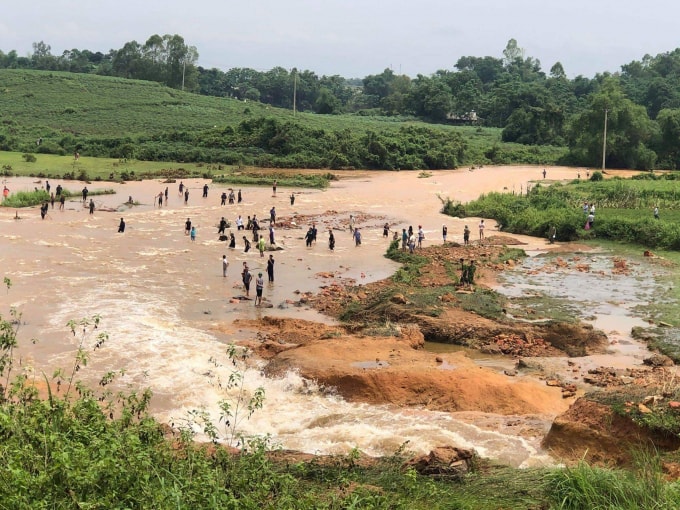 UBND huyện Cẩm Khê đã huy động toàn bộ lực lượng tham gia sơ tán dân, thông các cầu cống khu vực hạ du.