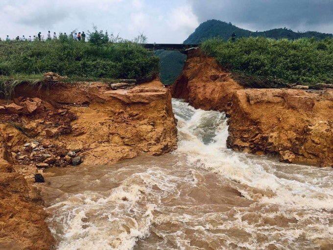 Theo kiểm tra ban đầu, đoạn đập bị vỡ có chiều dài khoảng 5m.
