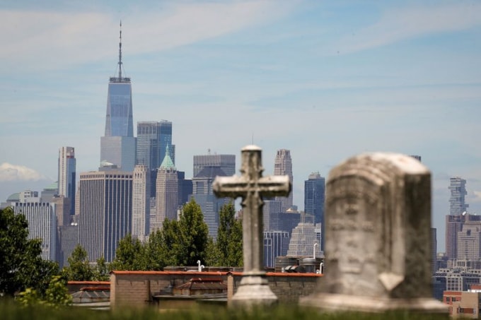 Một ngôi mộ tại nghĩa trang Green Wood ở New York, Mỹ. Ảnh: Reuters